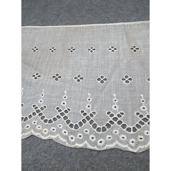 Vintage 6.5" x 2 yards Cream Eyelet Lace Trim Fabric with Scalloped Edge - Picture 2 of 5
